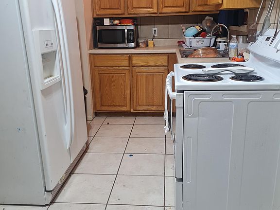 2nd image of 605 Hill St