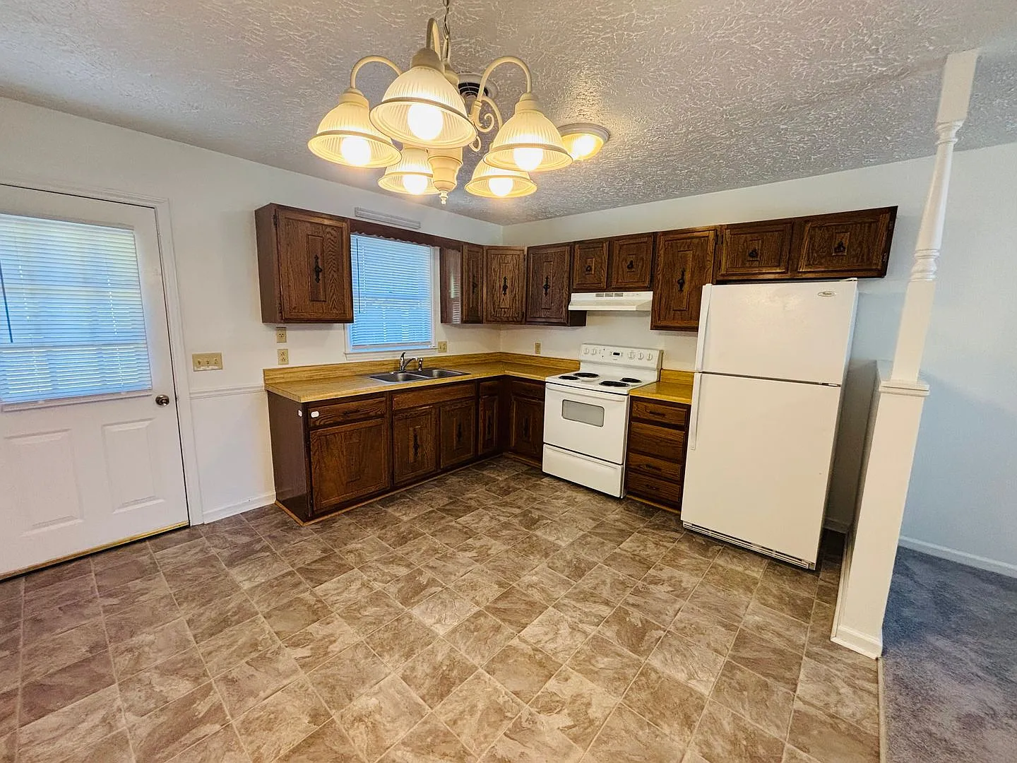 3 Bedroom, 1 Bath Duplex — Photo 4