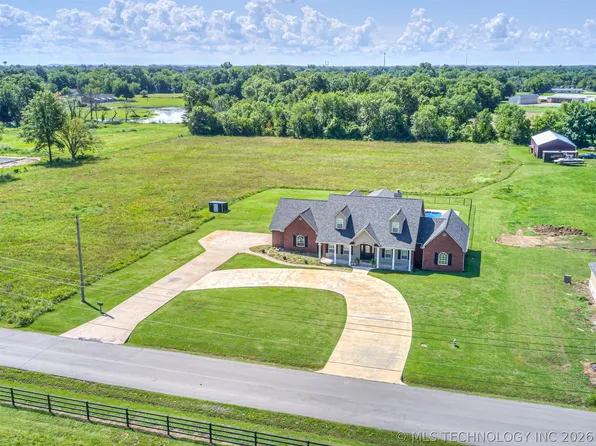 420 NW 5th St, Pryor, OK 74361