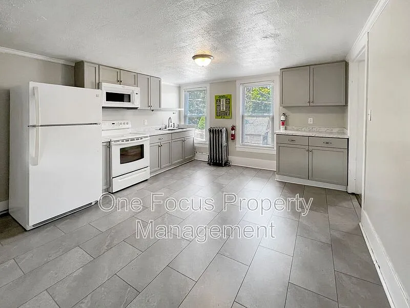 4 bed, 2.0 bath, $1,195 — Photo 1