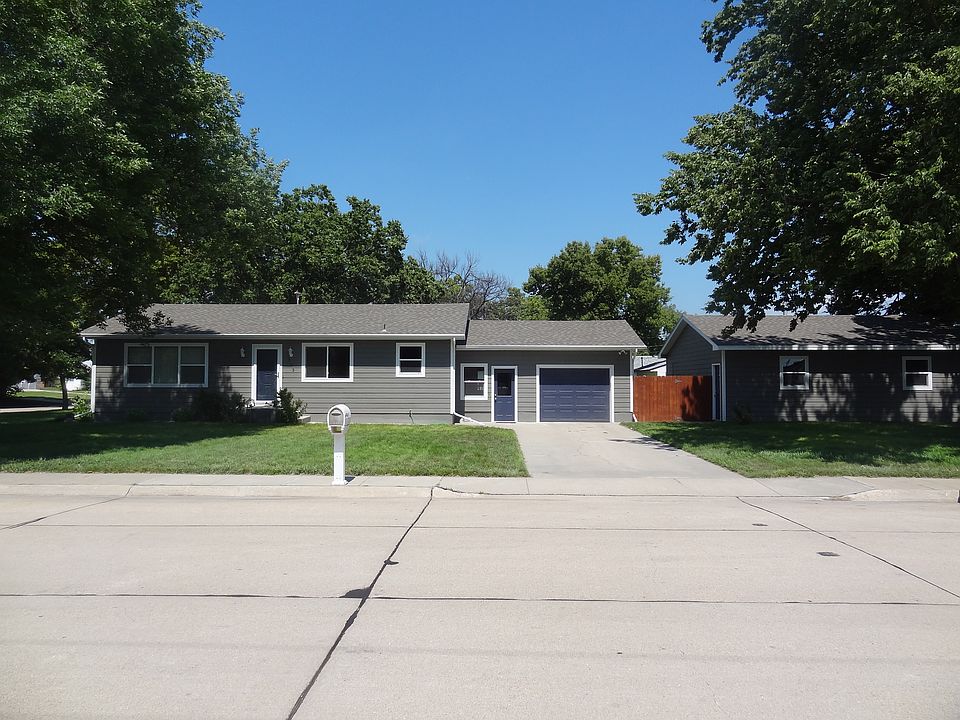 1st image of 323 W 12th St