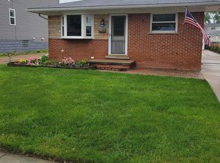 28022 Elmdale St, Saint Clair Shores, MI 48081