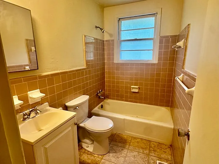 916 Virginia Ave — Photo 4