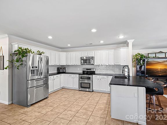 5th image of 8408 Williamsburg Cir