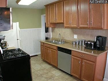 4th image of 636 Oak St