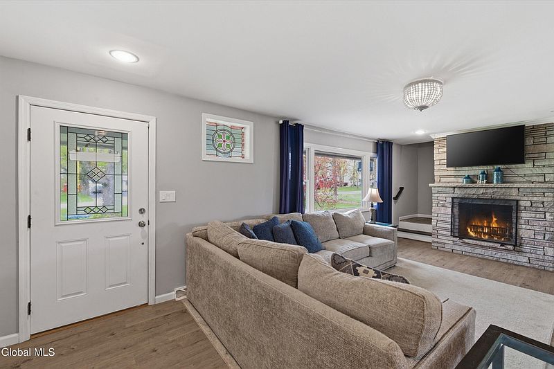 3rd image of 107 Ashdown Road