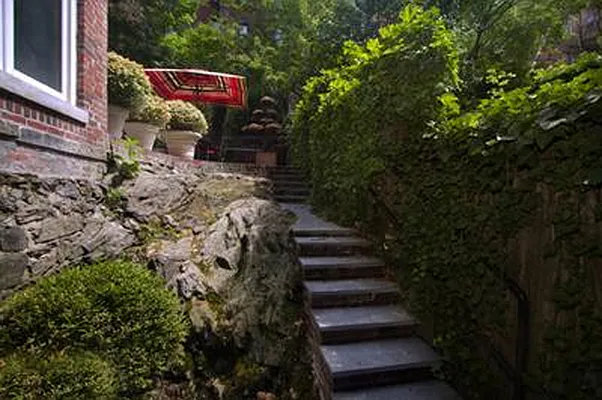 Sold by R New York | media 10