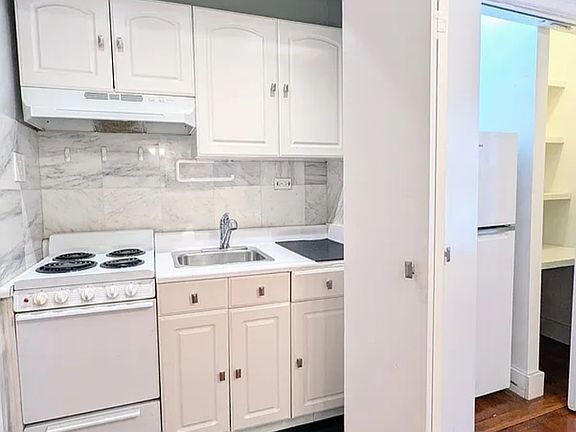 2nd image of 212 W 71st St #4D