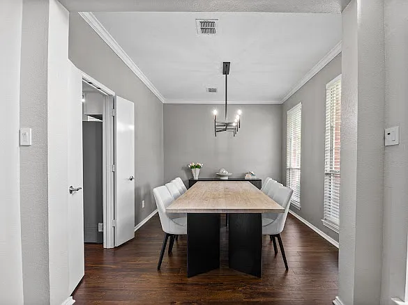 10800 Alexandria Dr — Photo 2
