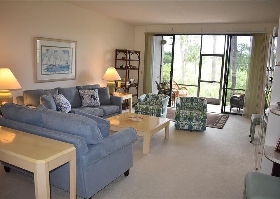 Bright, light LIVING ROOM