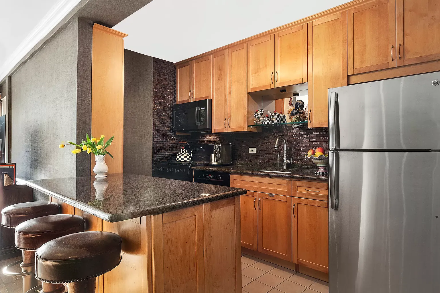 347 E 53rd St APT 5A photo 1