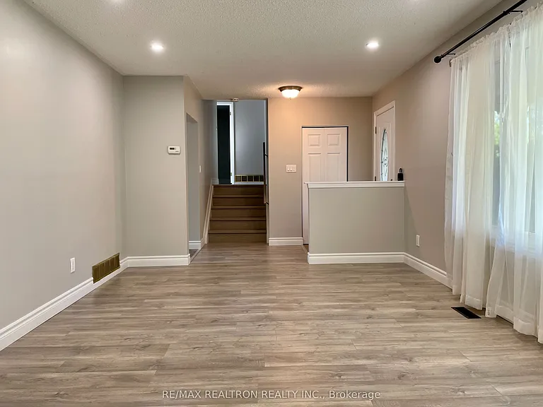796 Arnold Cres #MAIN — Photo 5