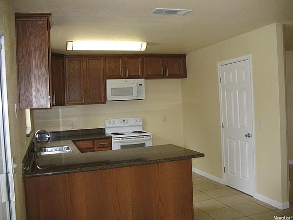 The dining bar and walk-in pantry are so convenient!