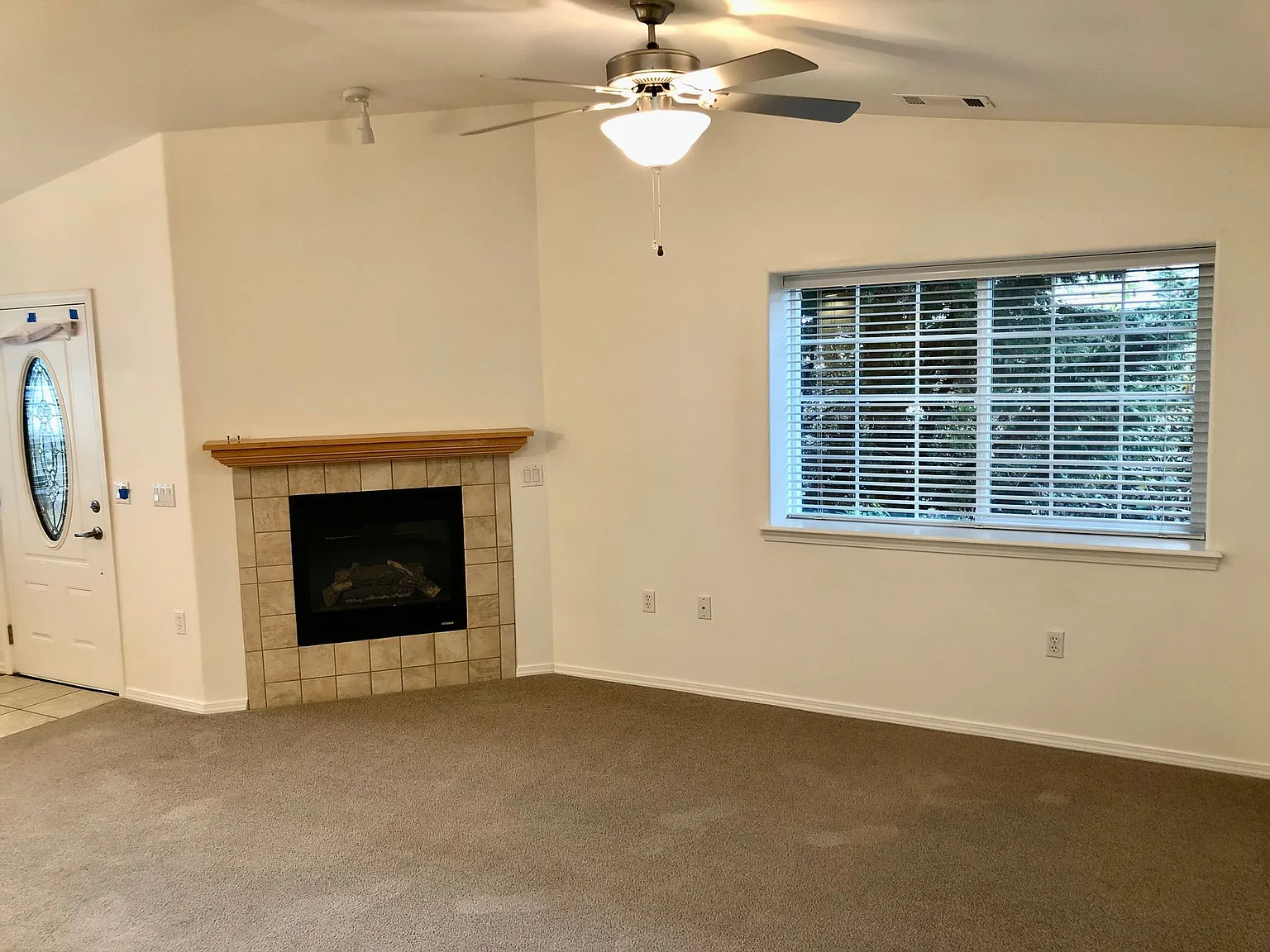 Charming and spacious 1 bedroom, 1 bath unit in Horizon Village 55+ Community — Photo 3