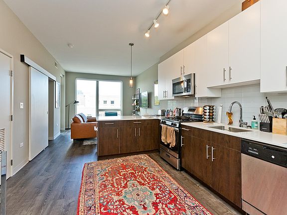 2nd image of 853 W Grand Ave #606