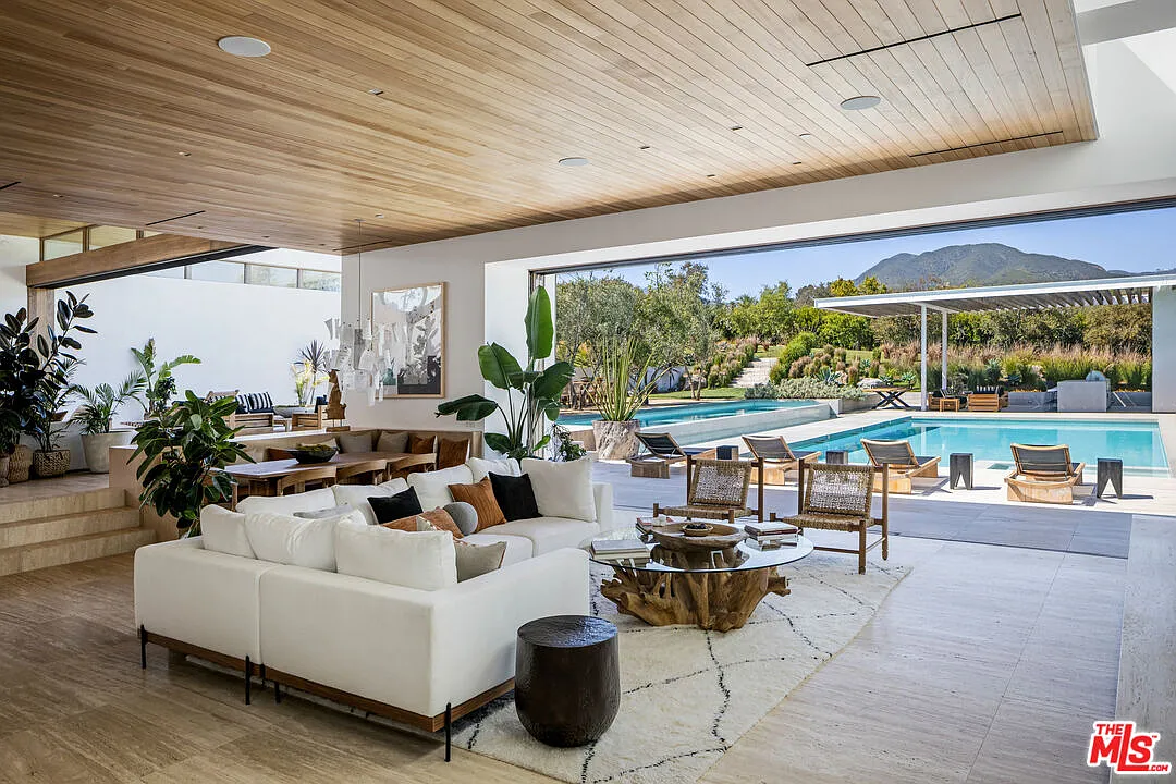 5 bed, 8.0 bath, 8000 sqft, $69,000 — Photo 4