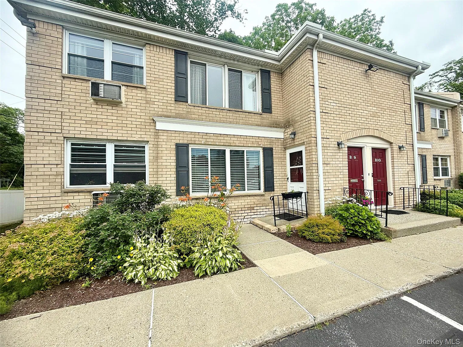 2 bed, 1.0 bath, 815 sqft, $2,200 — Photo 1