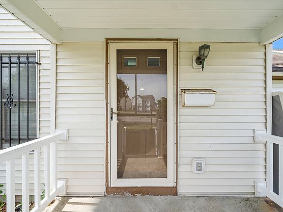 2nd image of 251 William St