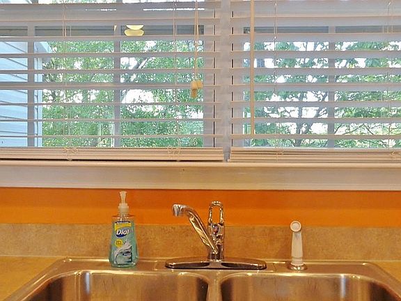 4027 Hartland - Kitchen