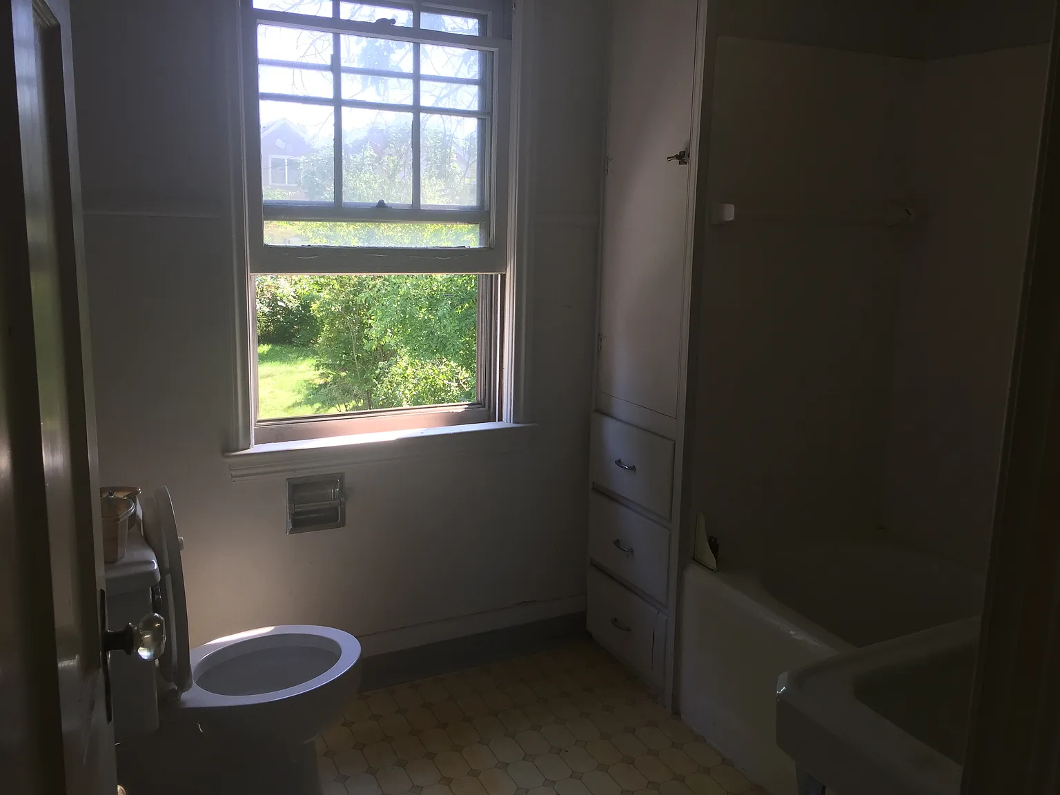 3 bed, 1.5 bath, 1848 sqft, $2,000 — Photo 3