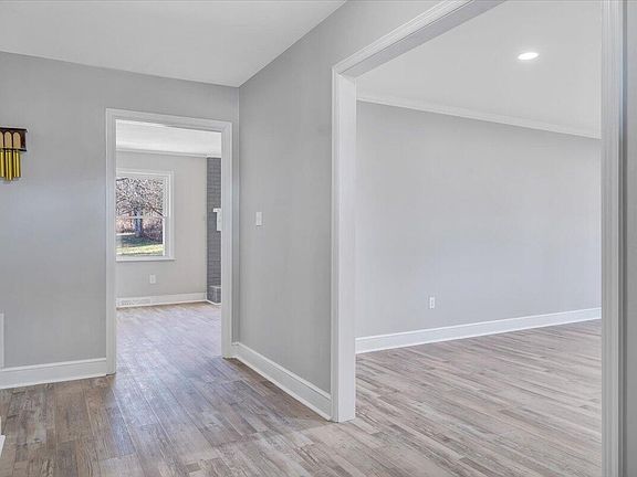 3rd image of 354 Orchard Lake Dr