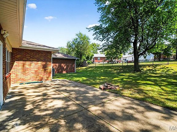 4th image of 24 Valley Dr