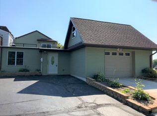 414 Woodhaven Dr, Cedarburg, WI 53012