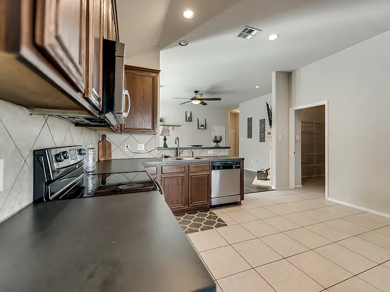 203 Cedar Creek Dr — Photo 10