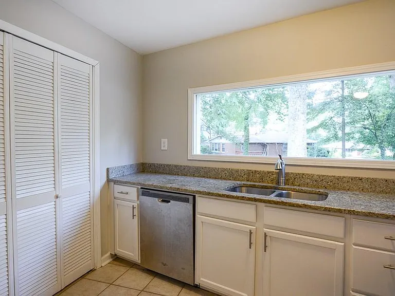 2671 Woodridge Dr — Photo 5