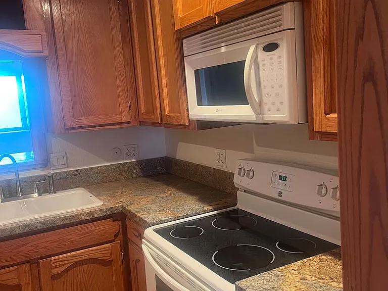 870 Palm Cir — Photo 2