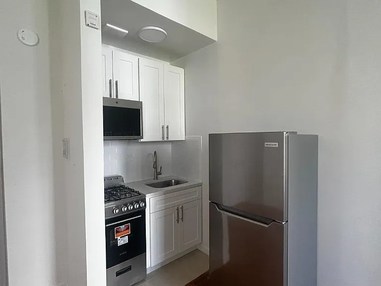 2020 Broadway #5E — Photo 10