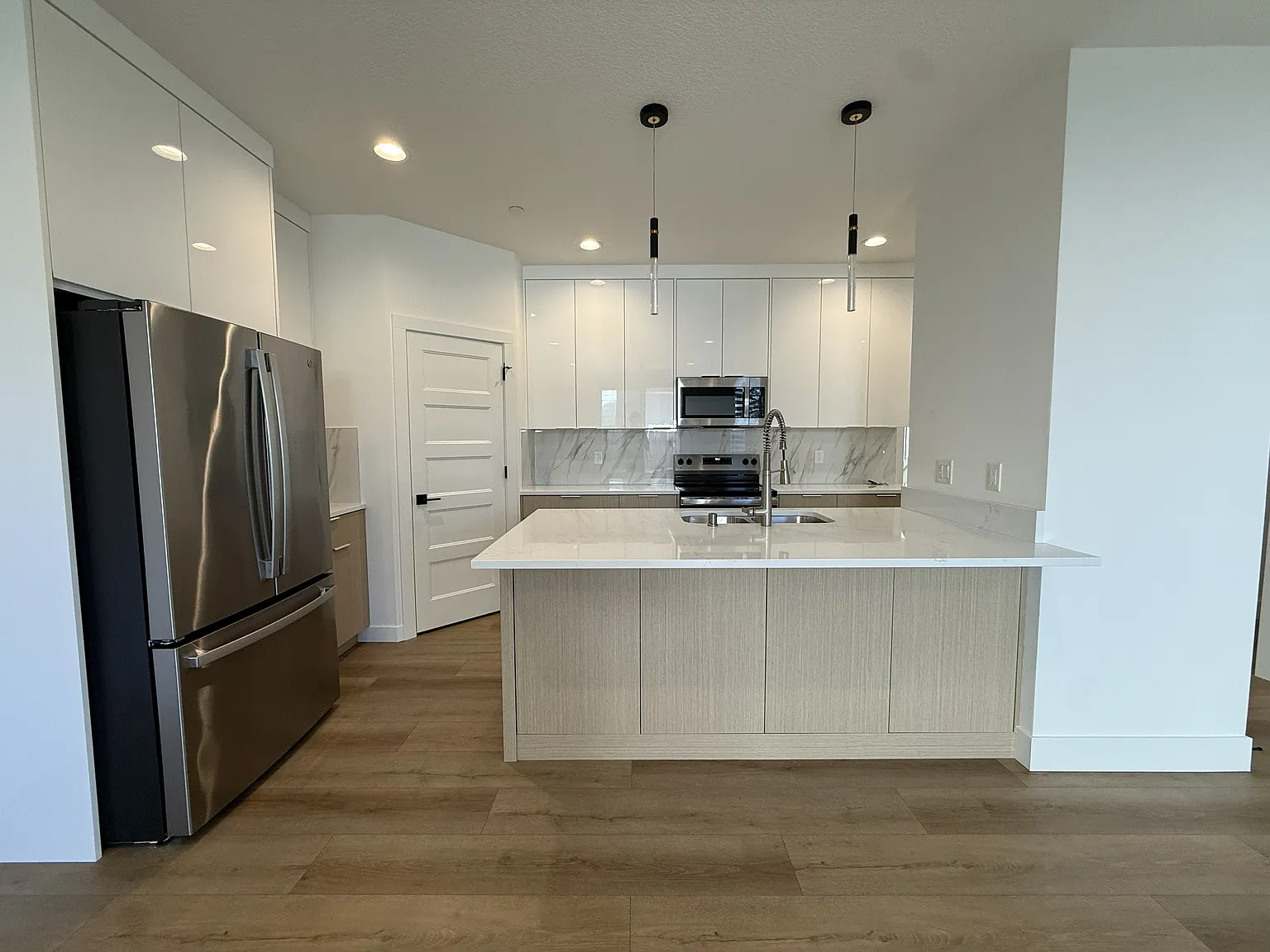 3 bed, 2.5 bath, 1690 sqft, $2,925 — Photo 3