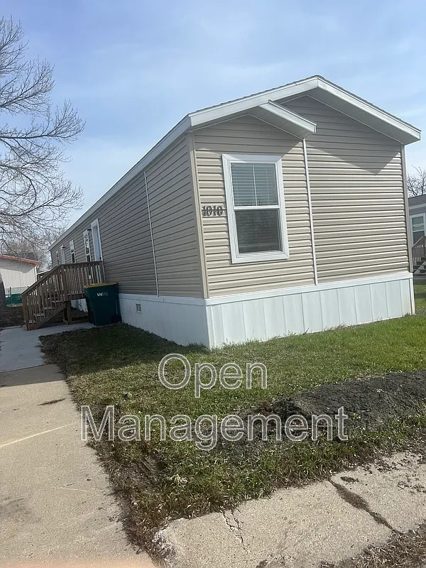 3 bed, 2.0 bath, 1216 sqft, $1,329 — Photo 1