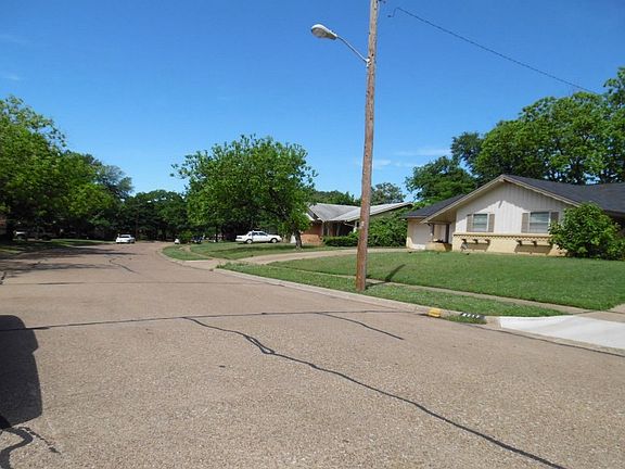 4th image of 2217 Woodoak Dr