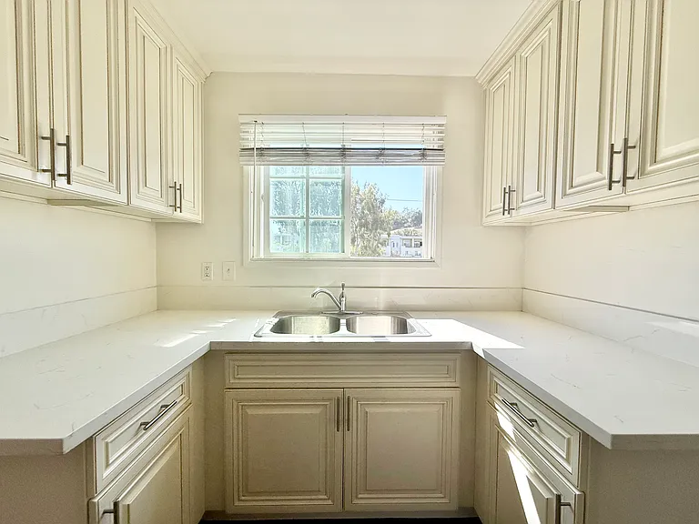 2453 Silver Lake Blvd Property — Photo 4