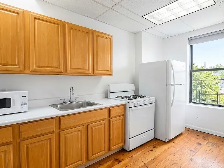 825 McDonald Ave #3 — Photo 1