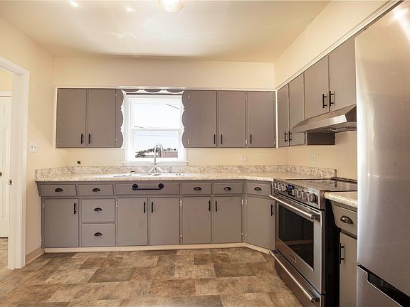5th image of 616 3rd Ave NW