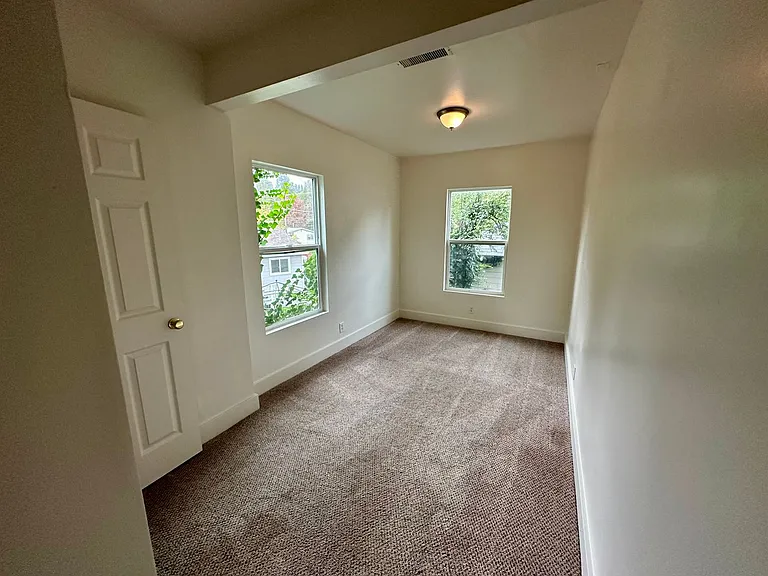 321 N School St — Photo 16