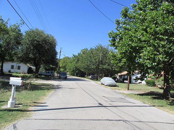 3rd image of 823 Red Bud Dr