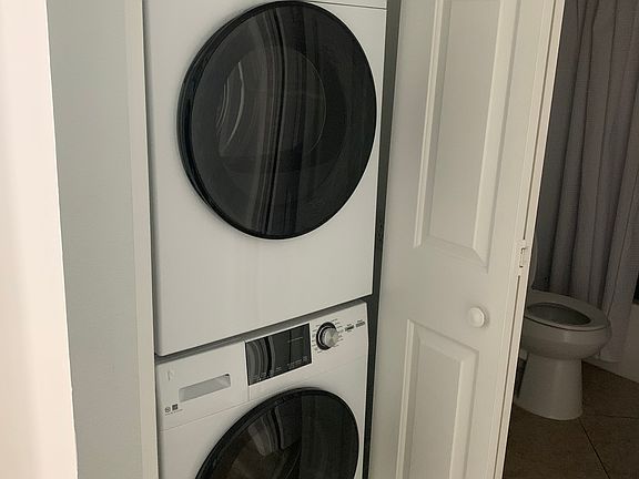 Stacked washer/dryer