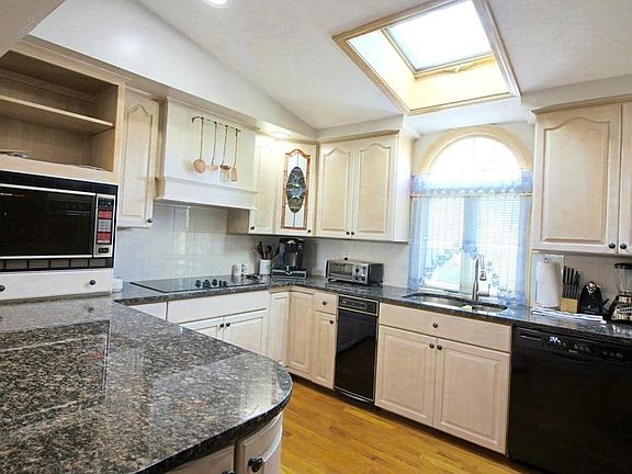 3rd image of 7 Centennial Ave