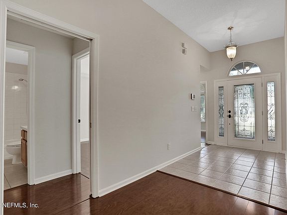 4th image of 712 Sharon Ct