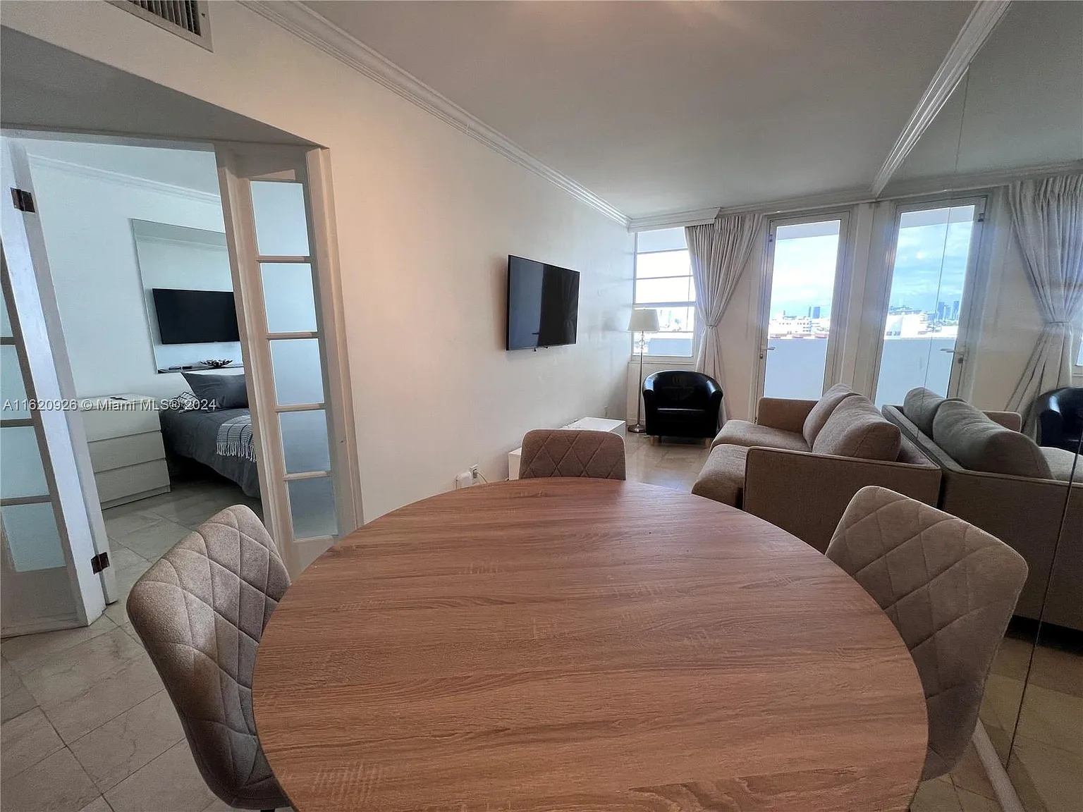 The Decoplage Condo — Photo 2
