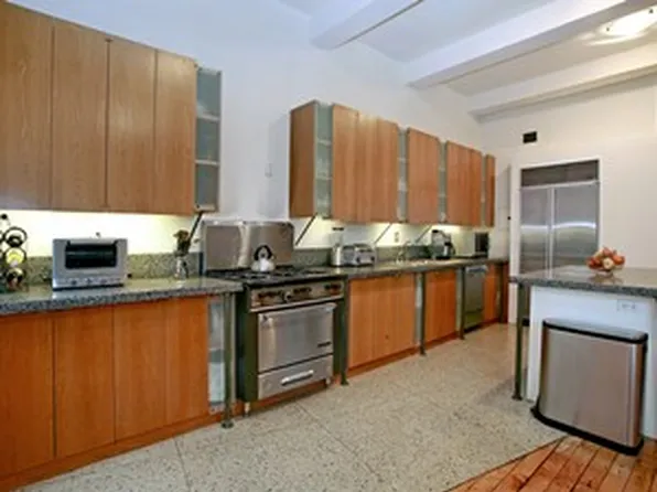 121 West 17th Street image 1 of 5