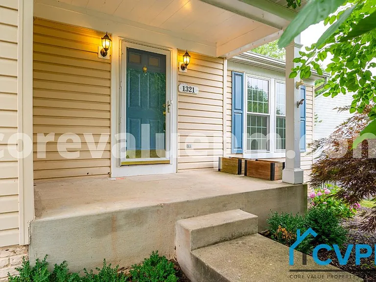 1321 Treasure Dr — Photo 2