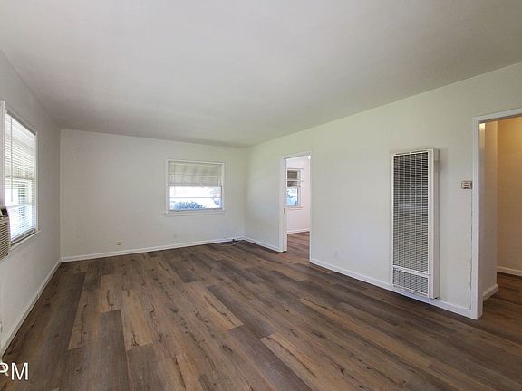 3rd image of 2454 N Buena Vista St
