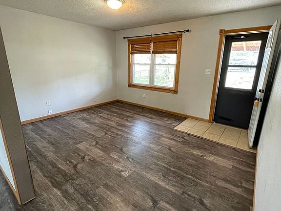 3rd image of 927 Blaine Ave