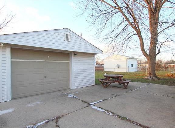 3rd image of 32945 Dowland Dr