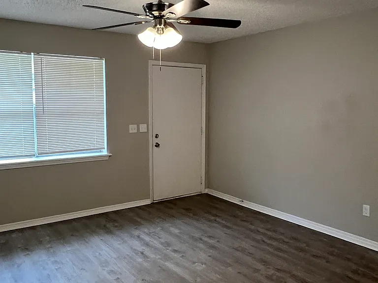 513 Redwood Dr — Photo 3