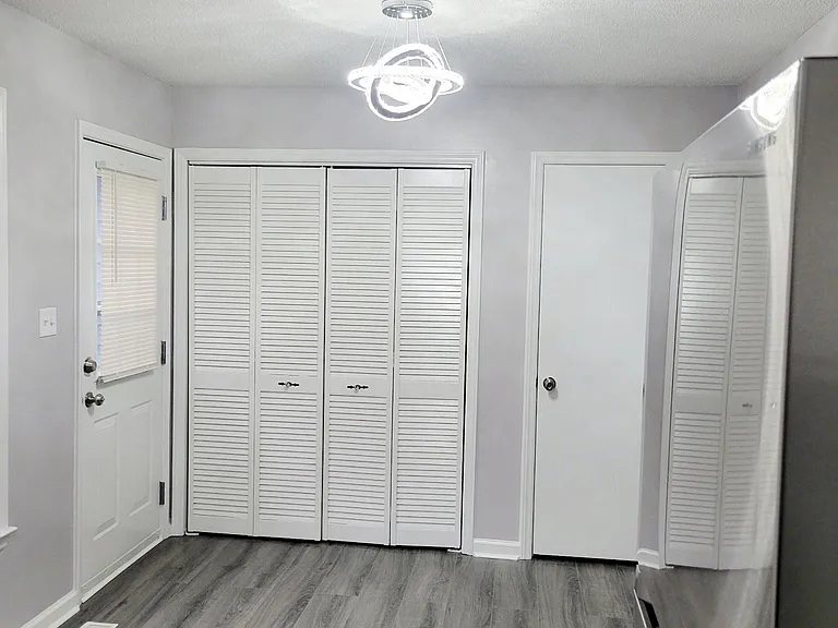 Dining Area, Laundry Closet, Large Pantry.